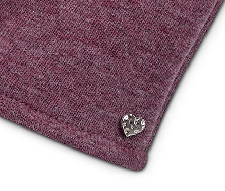 Detailaufnahme eines lilafarbenen Sweat-Handschuhs mit einem dekorativen silbernen Herz.
