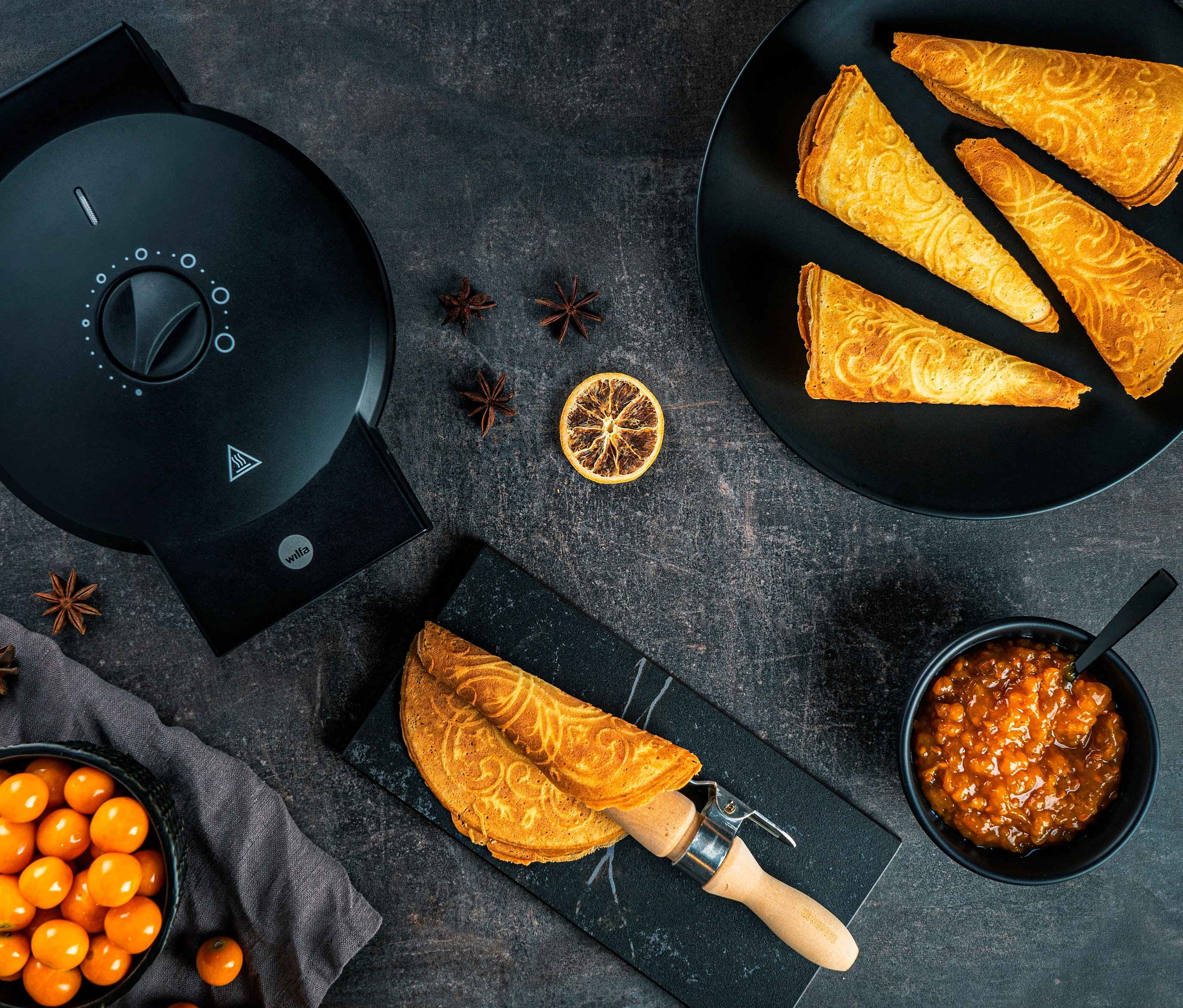 Krumkake, gebacken im WILFA Norwegisches Krumkakeeisen ØSTERDAL, serviert mit Marmelade und Physalis.