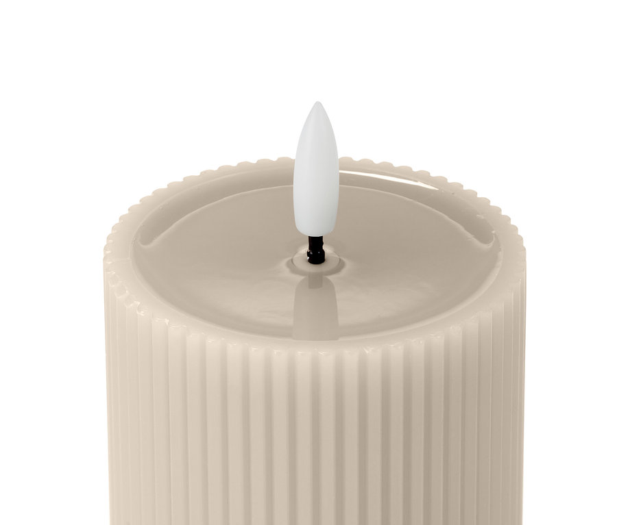 Detailaufnahme von zwei LED-Kerzen mit Echtwachsspiegel.