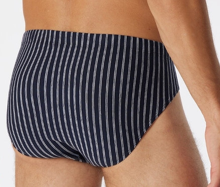 Mann trägt dunkelblaue SCHIESSER Supermini mit Bio-Baumwolle und weißen Streifen.