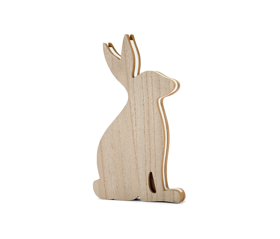 Ein LED-Dekohase aus Holz sitzt auf einem weißen Hintergrund.