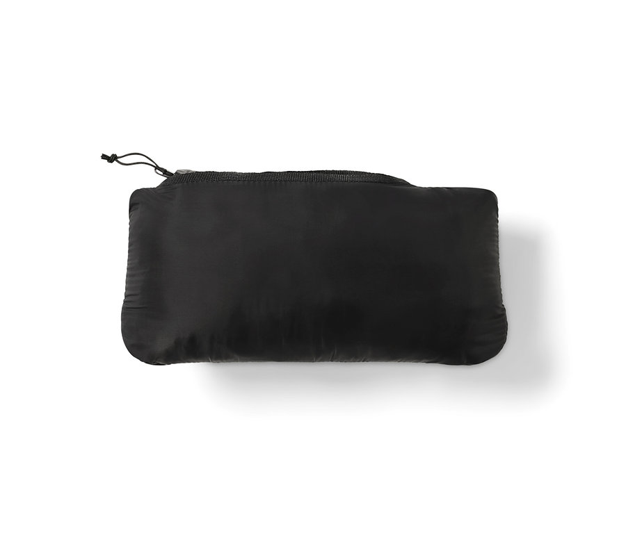 Eine verpackte Steppweste »pack me« in Anthrazit.