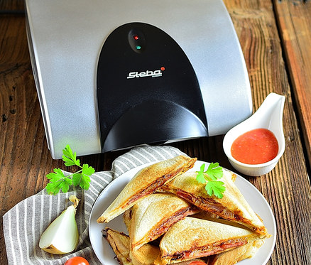 Sandwiches auf einem Teller neben einem Steba 4er-Sandwich-Maker »SG40«.
