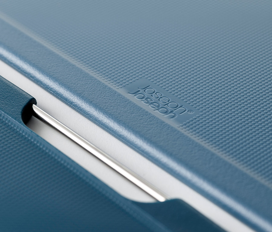 Detailaufnahme des blauen Gehäuses mit einem Messer aus dem Joseph Joseph Schneidebrett-Set »Folio Plus«.