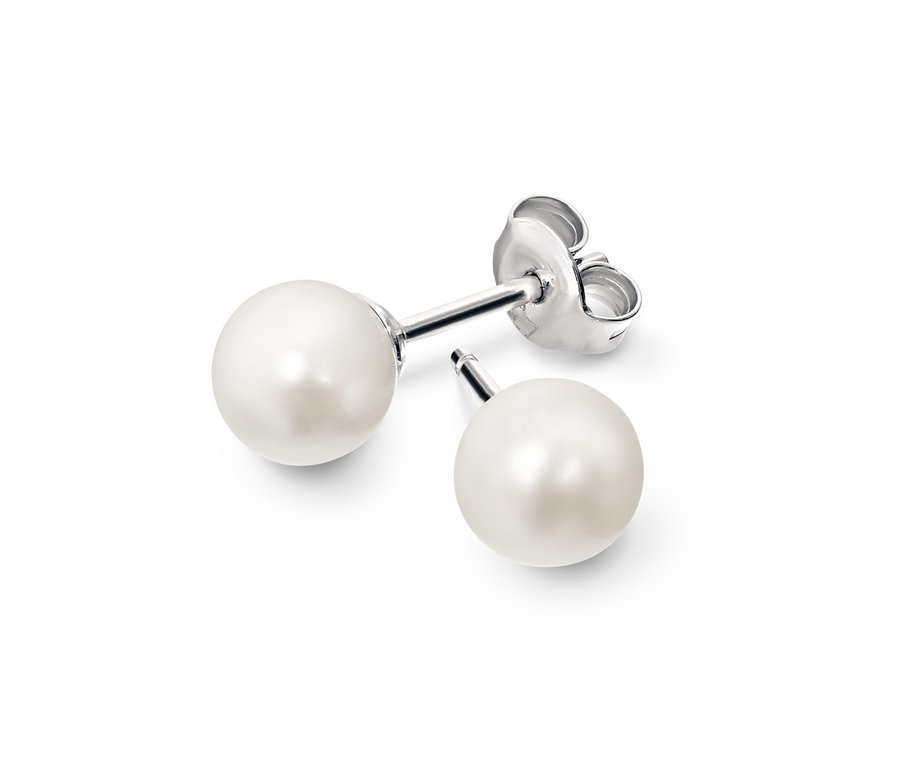 Zwei 925 Silber Ohrstecker Perle Essentials auf weißem Hintergrund.