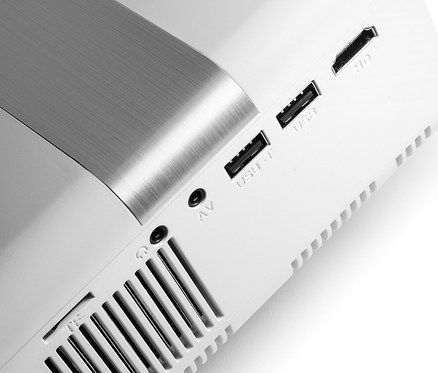 Detailansicht eines weißen Mini-LED-HD-Beamers mit USB-, USB-T-, AV- und HD-Anschlüssen.