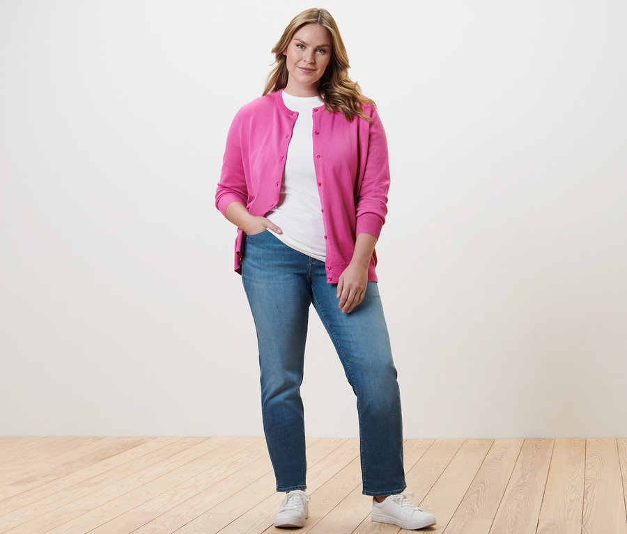 Frau posiert in Straight Jeans – Fit »Kira«,Basic Halbarmshirt, weiß und Feinstrick-Cardigan.