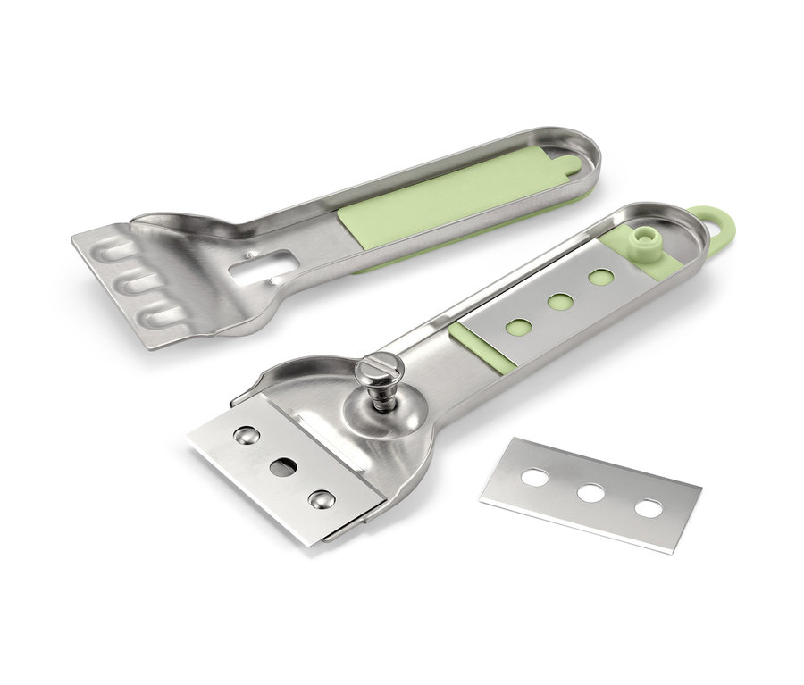 Zwei Reinigungsschaber und eine Klinge auf weißem Hintergrund.