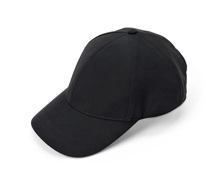 Eine schwarze Sportkappe liegt auf einem weißen Hintergrund.