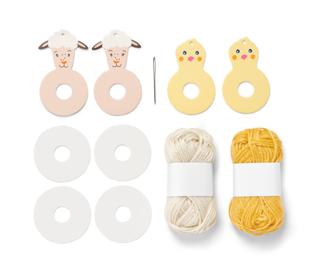 Oster-Pompon-Bastel-Set mit Nadel, zwei Schablonen von Schafen, zwei Schablonen von Küken, gelbem und cremefarbenem Garn und vier weißen Ringen.