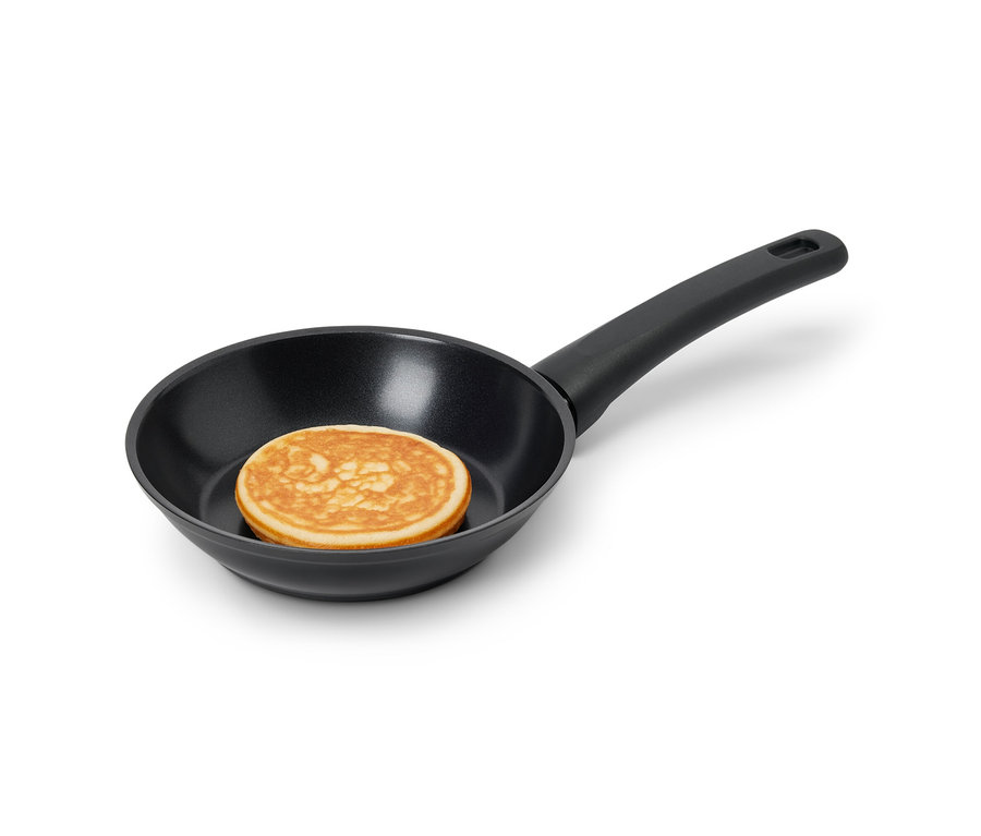 Ein Pfannkuchen in einer Mini-Pfanne mit Antihaftbeschichtung.