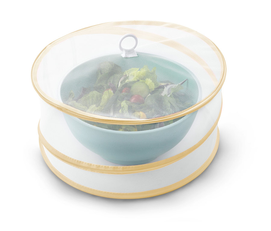 Eine faltbare Abdeckhaube bedeckt eine Schüssel Salat.