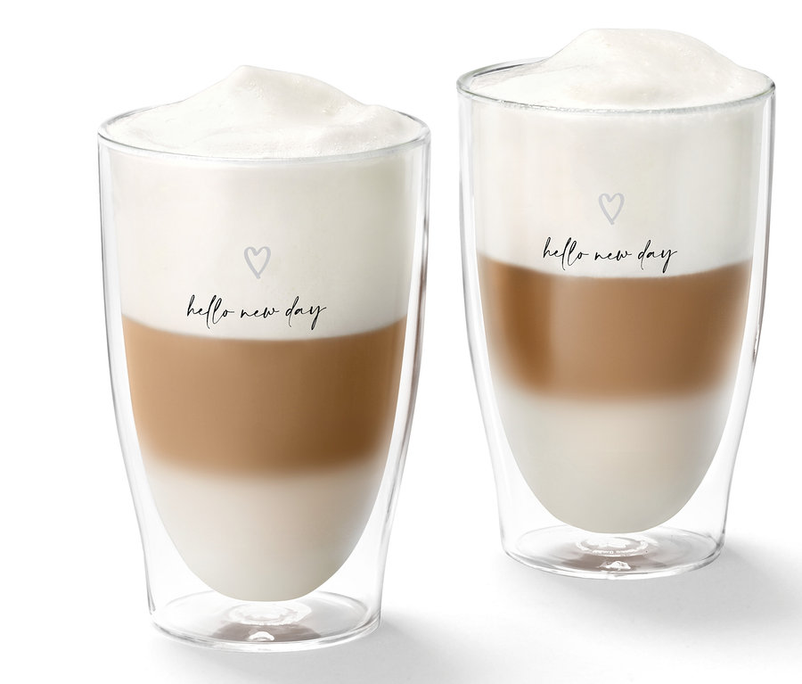 Zwei Latte Macchiato Gläser, bedruckt mit Herzchen.
