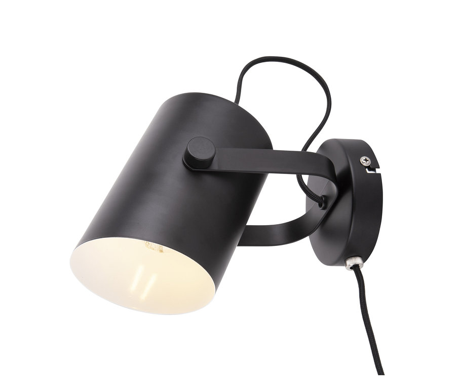 Eine schwarze Wandleuchte vor einem weißen Hintergrund.