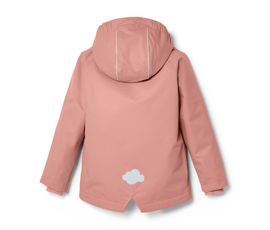 Detailaufnahme der Rückseite einer rosa Kleinkind Thermo-Regenjacke mit Kapuze und einer aufgenähten weißen Wolke im unteren Bereich.