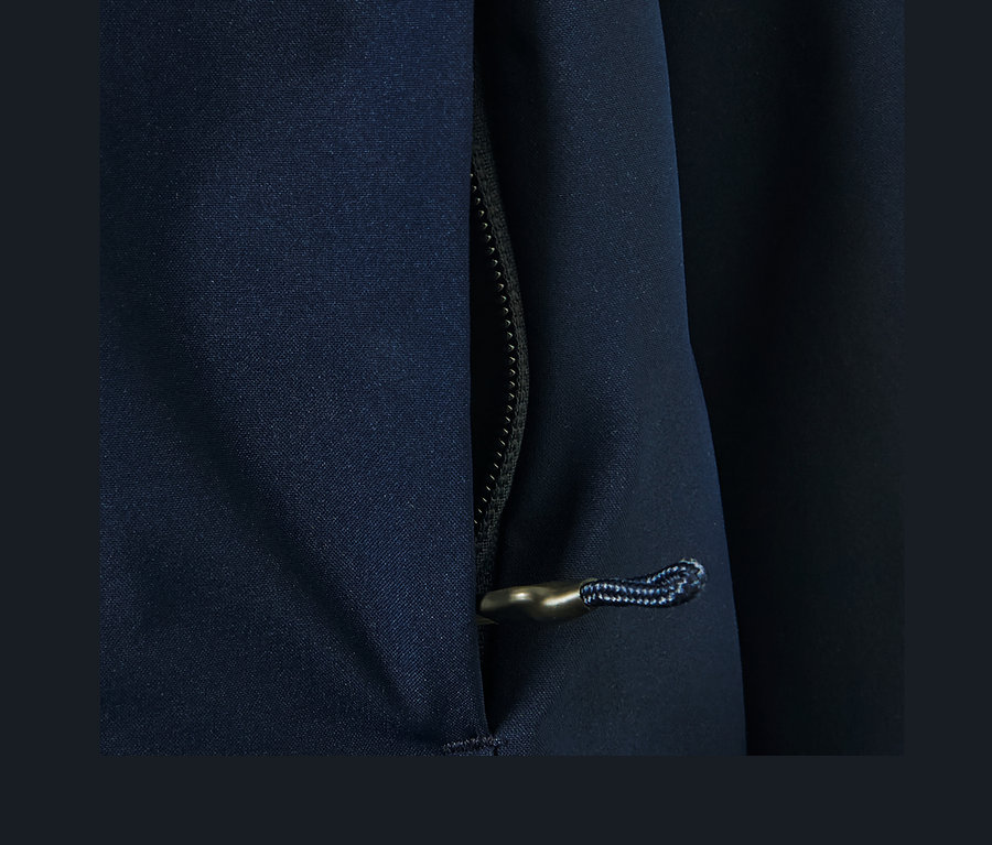 Detailansicht einer blauen 3-in-1-Outdoormantel mit Reißverschluss.