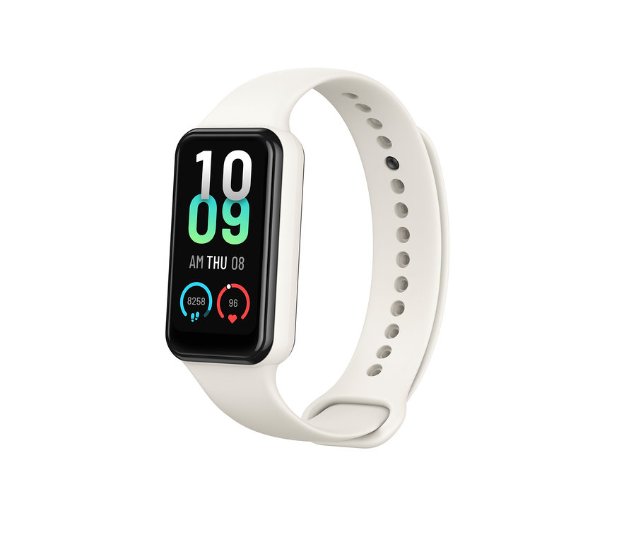 Nahaufnahme des Amazfit Band 7 Aktivitätstrackers in Creme. Auf dem Display werden Aktivitätsdaten angezeigt.
