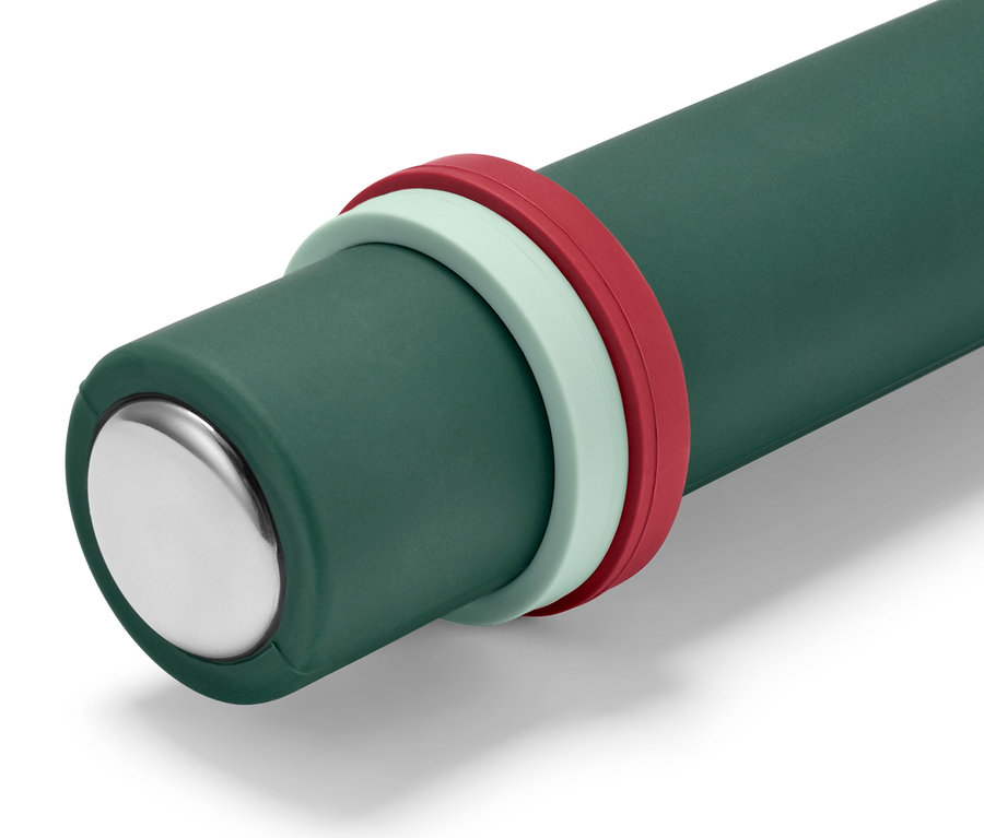 Nahaufnahme einer Teigrolle mit roten und grünen Führungsringen.