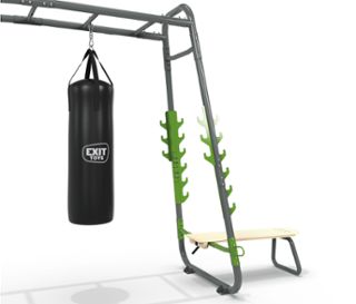 Ein schwarzer Boxsack hängt an einem EXIT Outdoor-Fitnessgerät »MB230«.