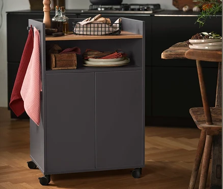 Küchen-Arbeitswagen mit Aufbewahrungskorb, COMBEKK Gusseisen-Bräter »Sous-Chef«, Ø ca. 28 cm, 2 Teller (21 cm), 2 Teller (27 cm) und 3 Küchenhandtücher.