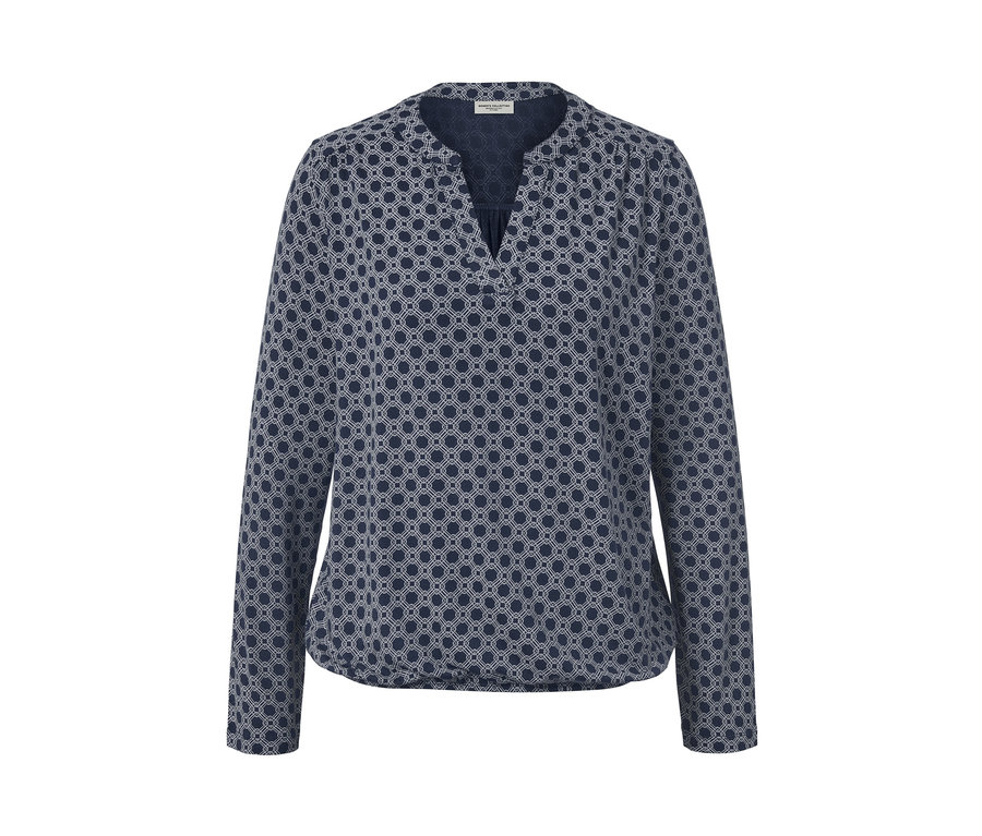 Ein blaues, bedrucktes Blusenshirt mit langen Ärmeln und V-Ausschnitt.