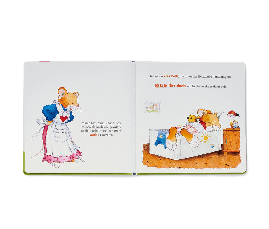 Offenes Buch mit Illustration einer Mäusefamilie, inklusive Buch »Leo Lausemaus – mein Mitmachbuch«.