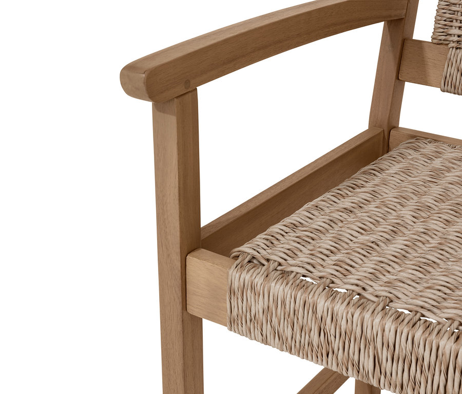 Detailaufnahme einer Gartenbank mit Rattan-Geflecht.