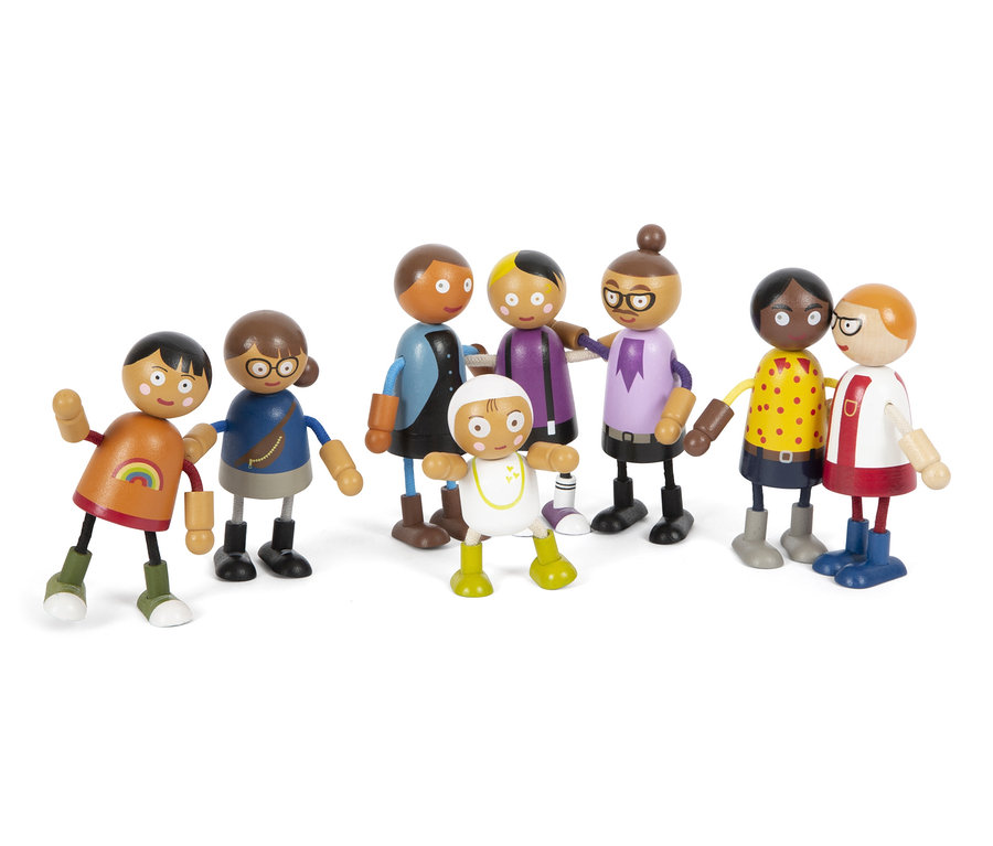 Acht small foot Biegepuppen-Familie mit Baby Holzfiguren stehen auf einem weißen Hintergrund.