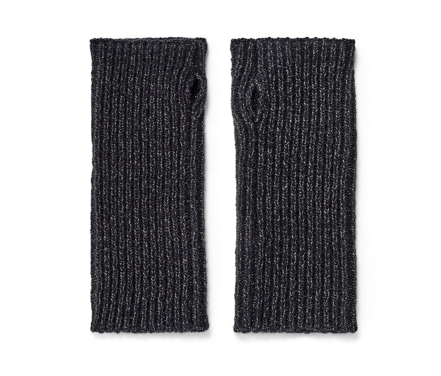 Zwei glitzernde Strick-Handstulpen liegen nebeneinander auf einem weißen Hintergrund.