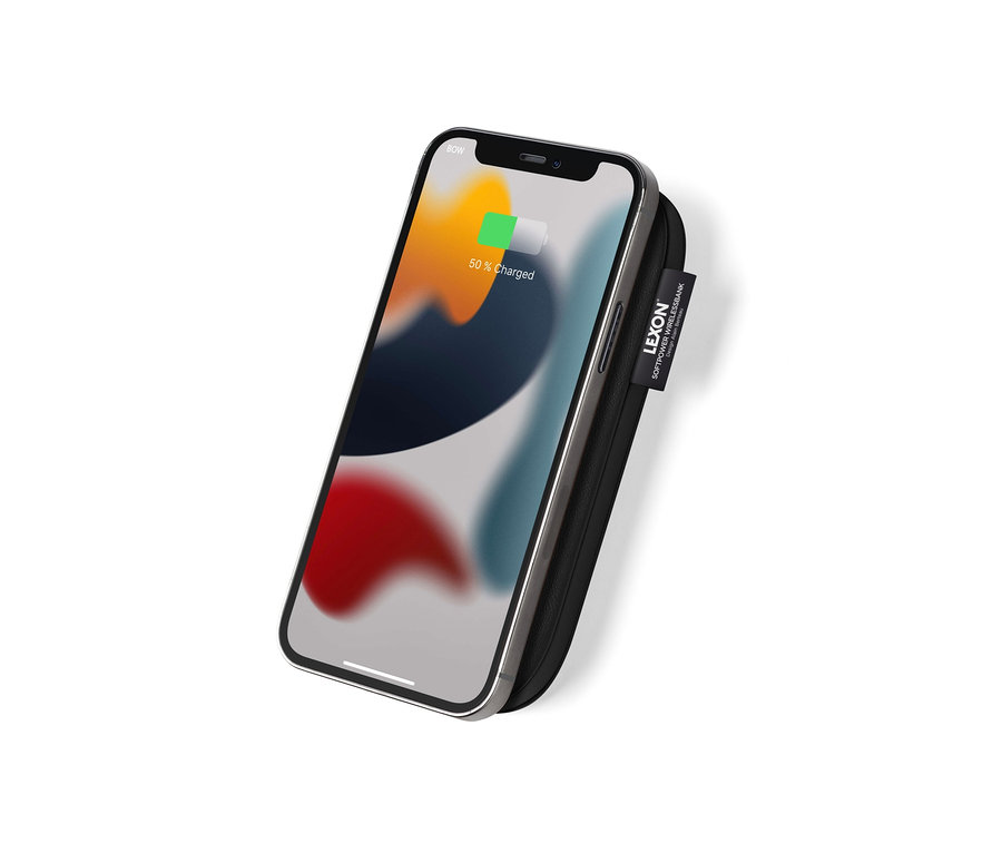 Handy mit 50 % Akku an kabelloser Lexon SOFTPOWER Powerbank befestigt.