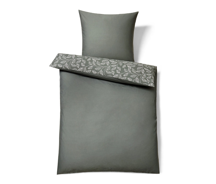 Graues Bettlaken mit Kissenbezug und dekorativer Bordüre mit Blättermotiv.