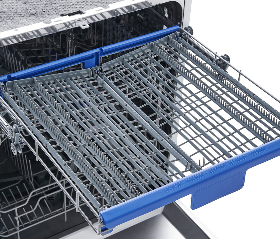 Ausgezogene Schublade des Respekta vollintegrierter-Geschirrspülers »GSP60IBAV« mit grauen Drahtfächern und blauem Rand.