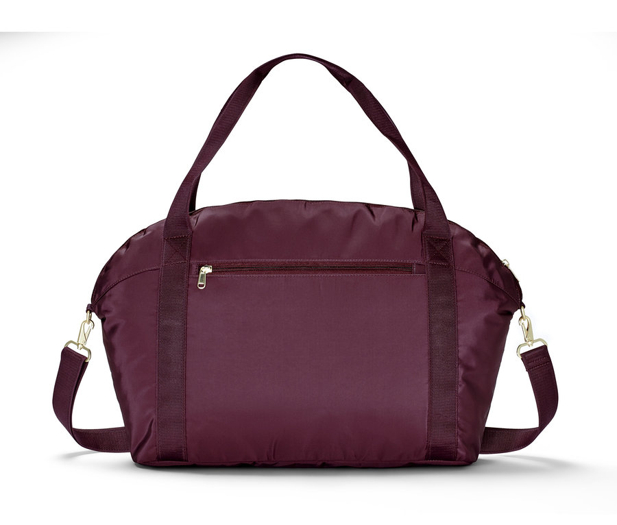 Eine violette Sporttasche mit Trägern und goldenen Reißverschlüssen.