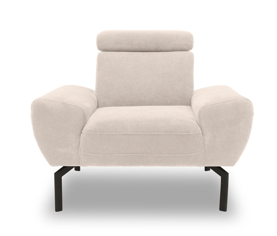 Beiger Sessel »Cabarini« aus der DOMO collection vor weißem Hintergrund.