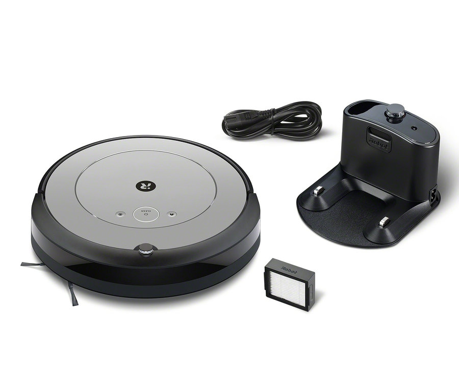 Ein schwarzer iRobot Roomba i1 Saugroboter, eine Ladestation, ein Kabel und ein Filter auf einem weißen Hintergrund.