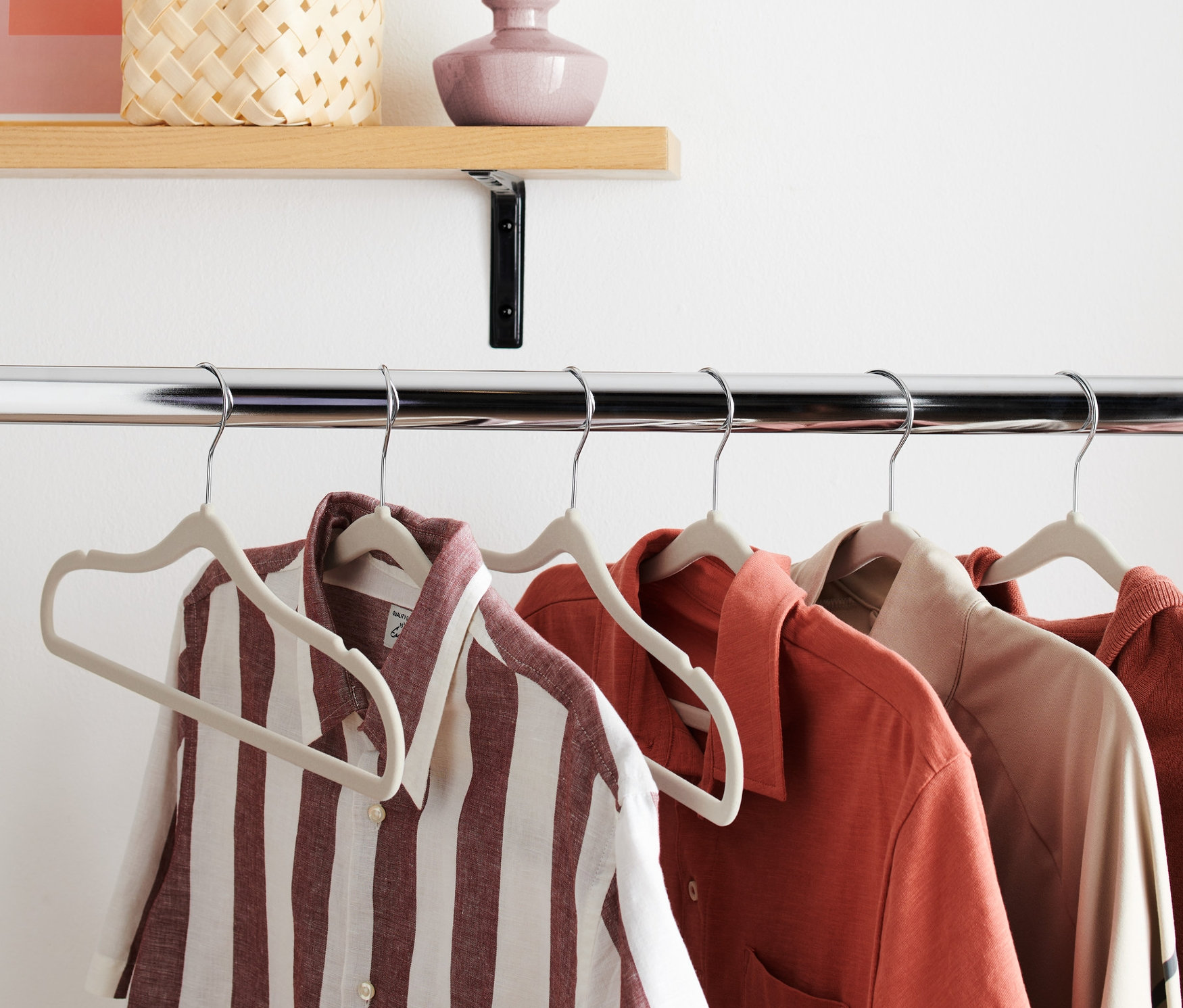 Vier Hemden hängen auf Kleiderbügeln. Die Kleiderbügel sind extra schmal, beige, 6 Stück.