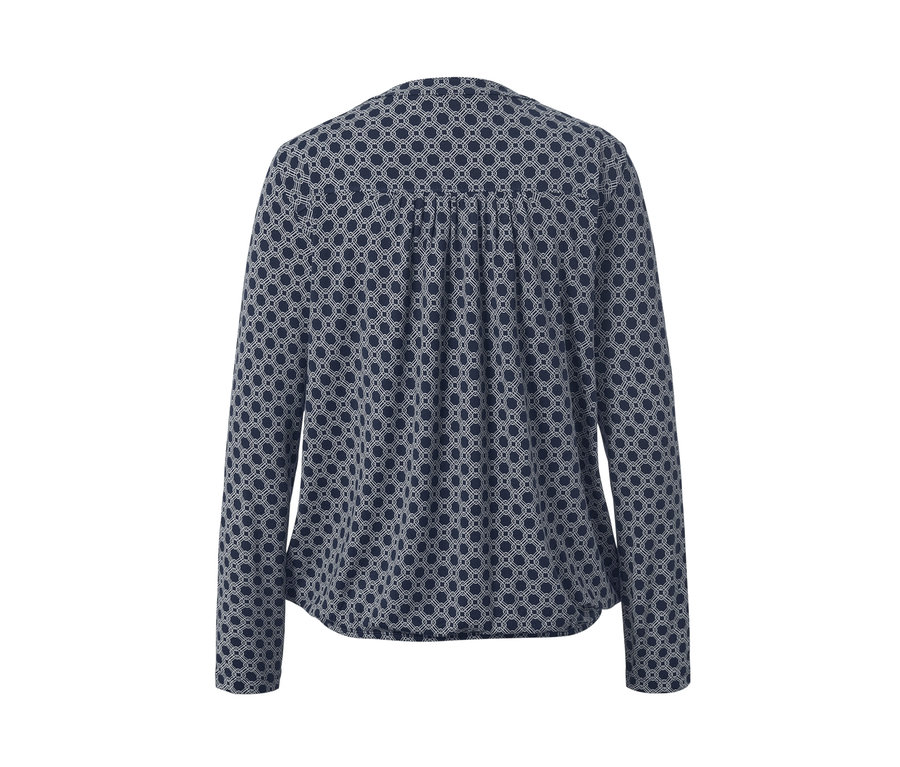 Rückansicht eines bedruckten Blusenshirts.