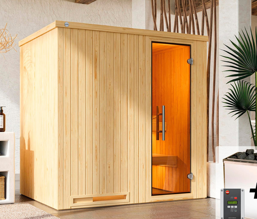 Badezimmer-Interieur mit Weka Elementsauna, Halmstad OS Holzsauna, Waschbecken und Dekorationen.