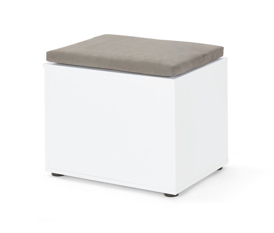 Weiße Truhe mit Sitzmöglichkeit und grauem Kissen oben.