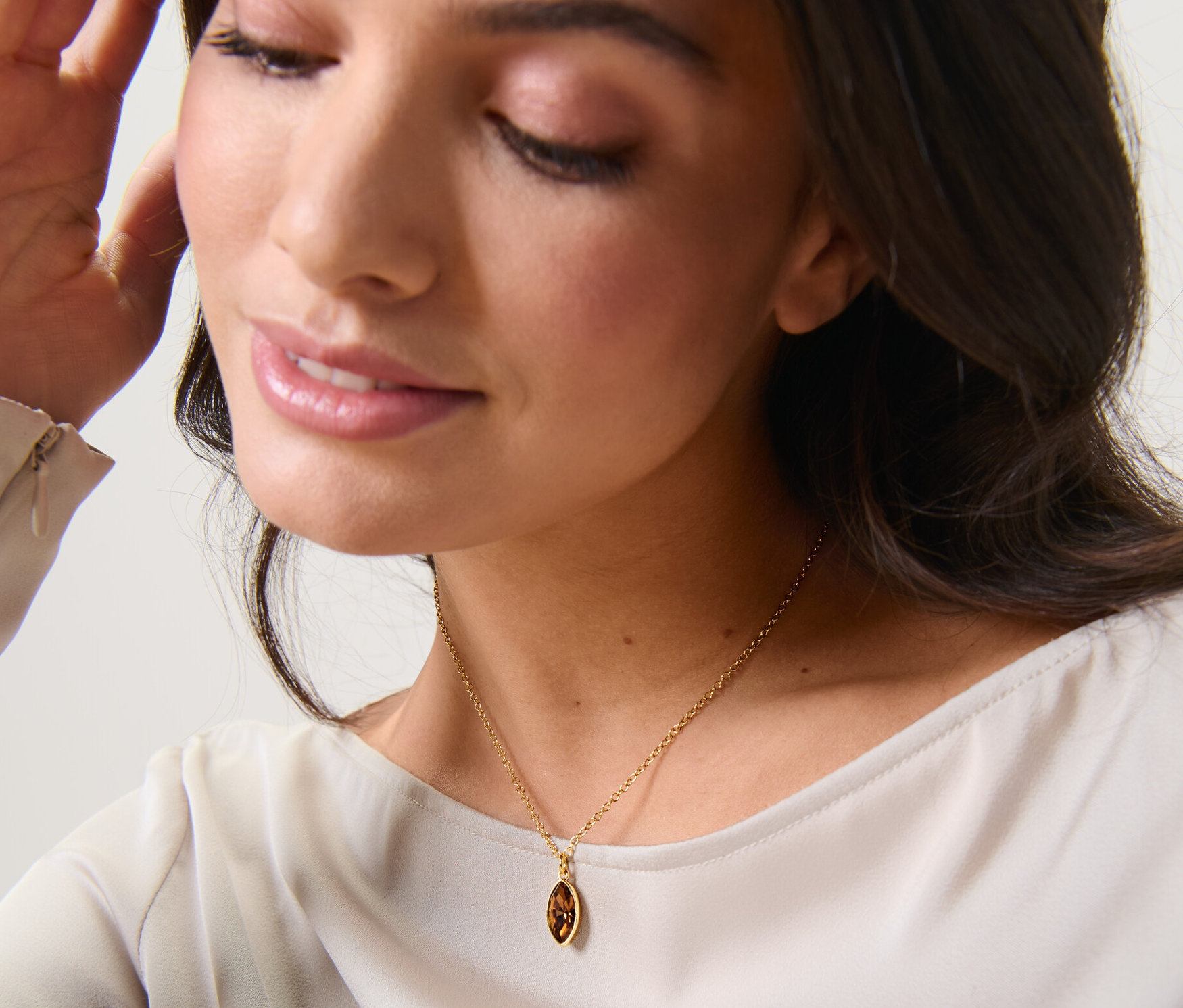 Frau trägt eine Kette mit Navette-Kristall.