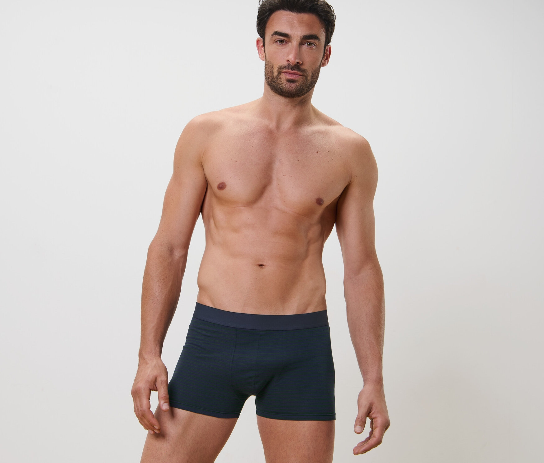 Mann posiert im Bild und trägt 2 Slipboxer.