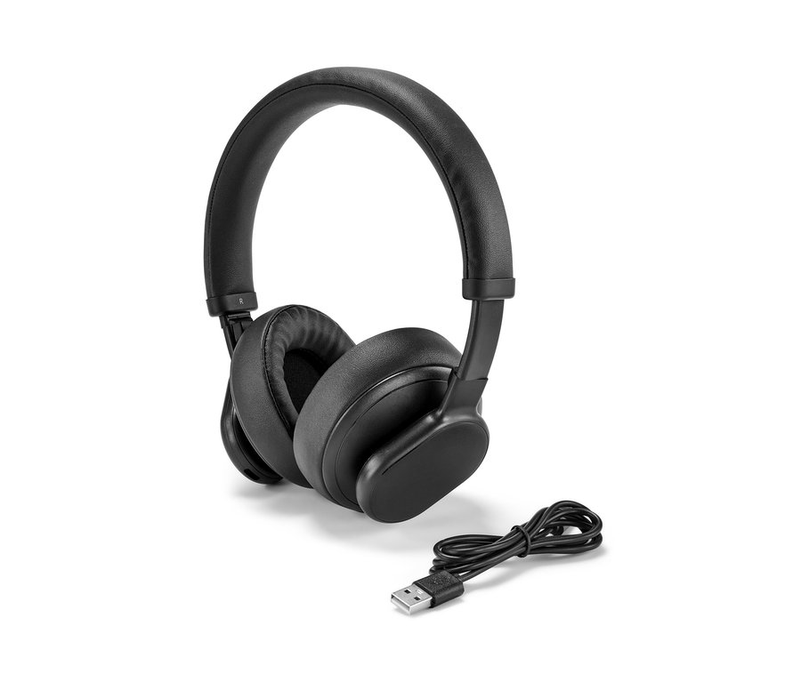 Schwarze Bluetooth®-Kopfhörer mit Touchfunktion liegen neben einem Ladekabel.