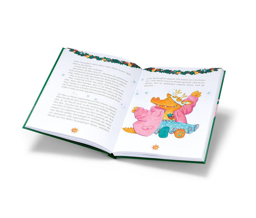 Offenes Buch zeigt Illustration eines Drachen im rosa Bademantel und blauem Rock. Buch »Spekulatius, der Weihnachtsdrache«.