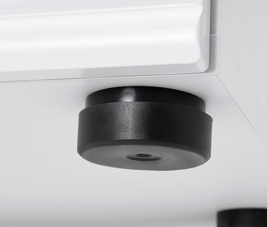 Detailansicht eines schwarzen Fußes der Sitzbank mit Stauraum.