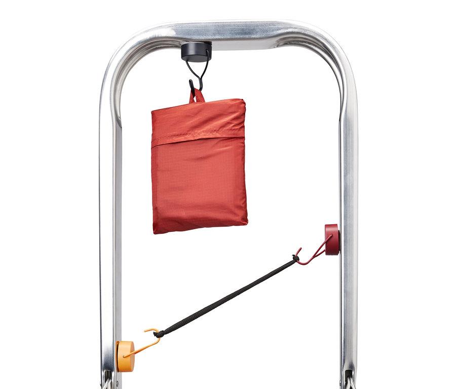 Rote Tasche hängt an einem 3er-Set Magnethaken an einem Metallrahmen.