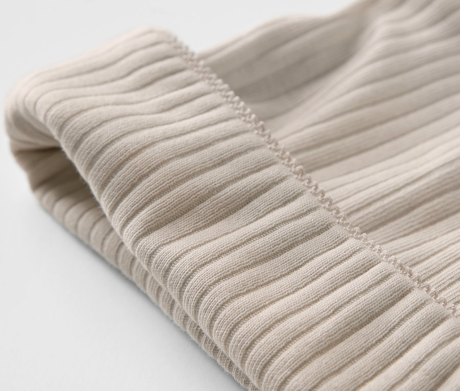 Detailansicht von zwei Baby-Jerseymützen.