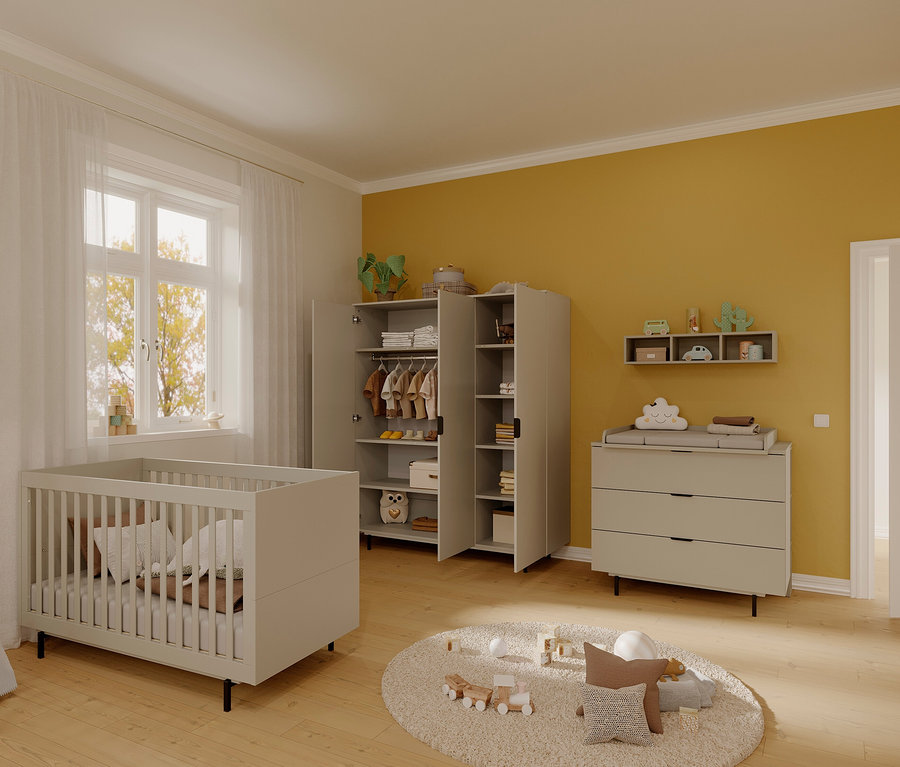 Kinderzimmer mit Gitterbett, Kommode und geöffnetem, dreitürigem Kleiderschrank »Tomino«.