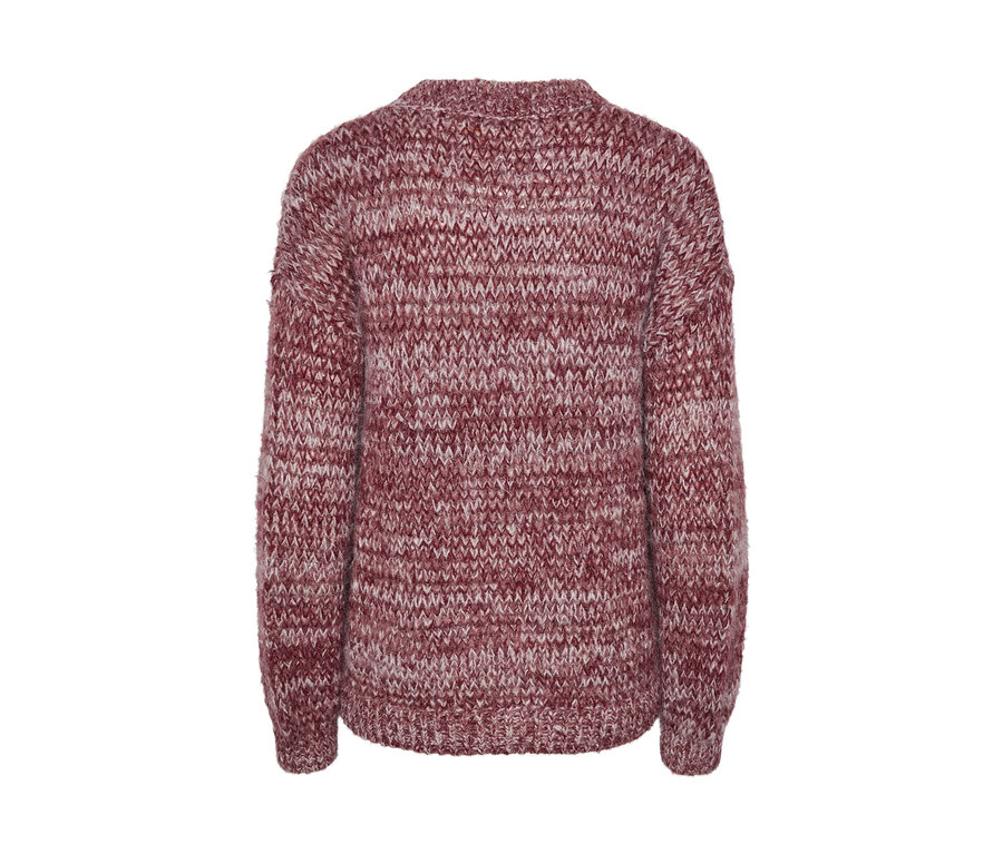 Detailansicht eines Grobstrick-Pullovers.