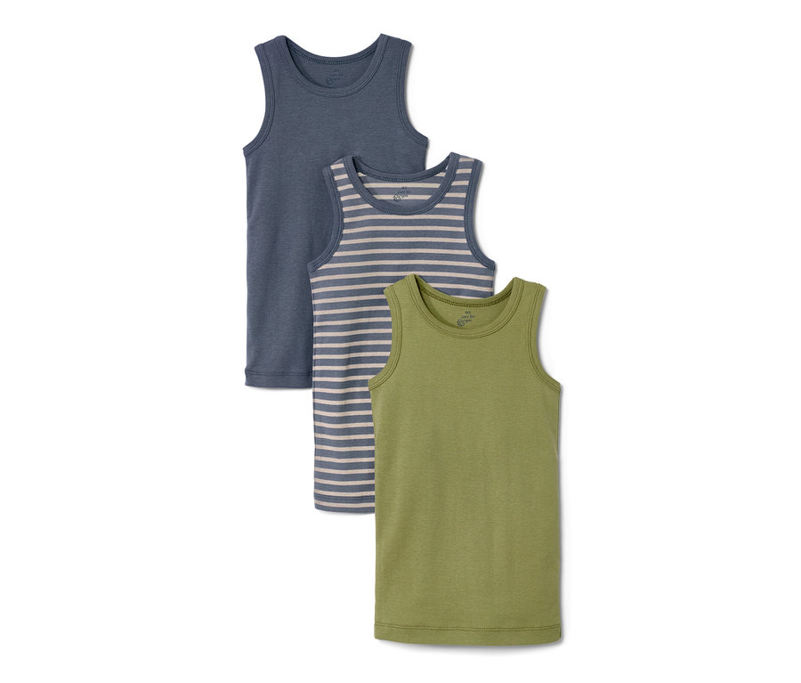 Drei Kleinkinder-Unterhemden: blau, gestreift und grün.