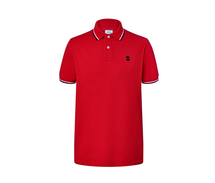 Ein rotes Piqué-Poloshirt mit kurzen Ärmeln.